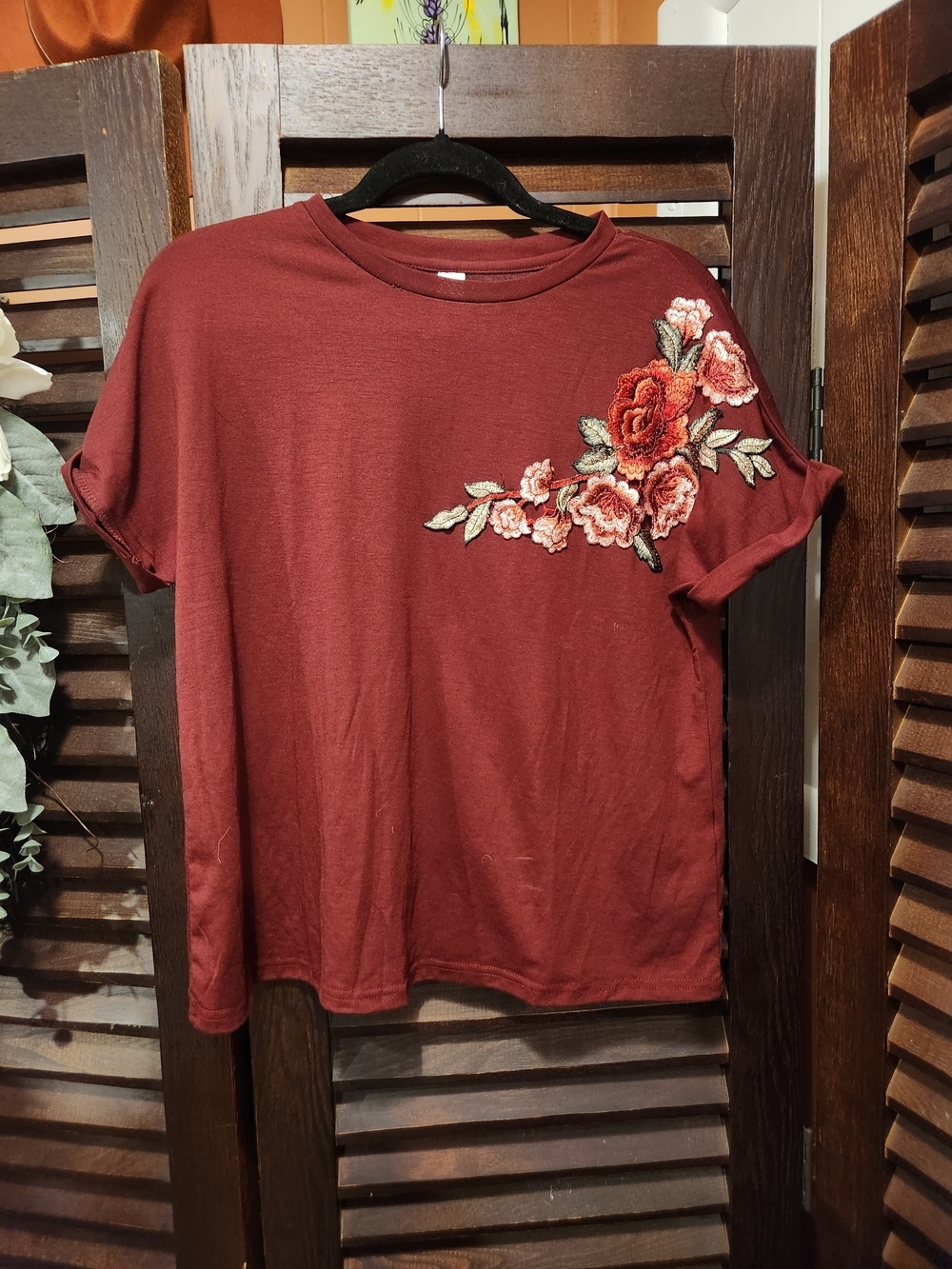 Women's Embroidered Floral Crewneck Top - Burgundy